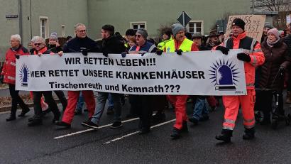 Archivbild: as
Knapp 5000 Menschen gingen im Januar für den Erhalt des Akutkrankenhauses Tirschenreuth in der bisherigen Form auf die Straße, an der Spitze viele Notärzte. Vergeblich.Gründonnerstag ist der letzte Betriebstag für die Bereiche Chirurgie, Gynäkologie und Intensivstation.
