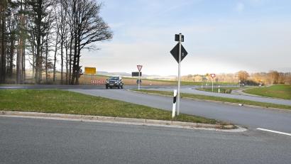 Bild: gf
Im Einmündungsbereich der B299 in die B14 soll ein Kreisverkehr gebaut werden, über dessen nördliche Abfahrt das erweiterte Gewerbegebiet Gebenbach-West erschlossen werden soll.