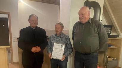 Bild: Herbert Tretter/exb
An Adolf Legath (Mitte) übergaben Pfarrer Heribert Stretz und Vorsitzender Reinhold Meyer (von links) die Ernennungsurkunde zum Ehrenvorsitzenden des Kapellenbauvereins.