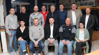 Bild: Ertl, Willi
Der neue Vorstand t des SV Sorghof (sitzend, von links): Nadine Graf, Markus Kredler, Dominik Fischer, Christoph Wywiol und Anja Weich; stehend (von links): Manuel Plößner, Christian Rudlof, Manuel Roppert, Christian Merkl, Josef Weiß, Wolfgang Graf, Bürgermeister Hans-Martin Schertl und Hans-Ludwig Götz.