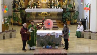 Bild: exb
Mit der Urkunde des Apostolischen Segens von Papst Franziskus überraschte Pfarrer Max Früchtl (Zweiter von links) Fred Lehner (links) zu seinem 90. Geburtstag.