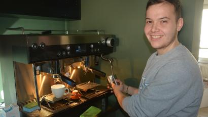 Bild: jr
Für den 20-jährigen Kyriakos Kotsekoglou ist die Eröffnung des Lokals "Triliza" in Mitterteich der Schritt in die Selbständigkeit. Hier macht er sich mit der neu eingetroffenen Kaffeemaschine vertraut.