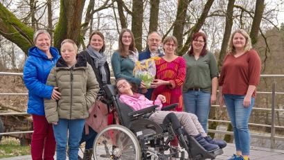Bild: Renate Bauer-Zölch/exb
Mit Unterstützung der Feuerwehr und des Dorfrates Liebenstein konnte die Dorfjugend ein Nest mit 1500 Euro füllen und es an den Verein „Happynest“ übergeben.
