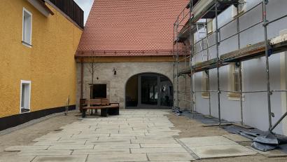 Bild: lum
Haushaltspolitisch dunkle Wolken über Erbendorf: Für 2024 ist Sparen angesagt, einige Projekte müssen deshalb auch zurückgestellt werden. Nicht davon betroffen davon ist das Bürgerhaus. Die Arbeiten im Außenbereich sollen fertiggestellt werden.