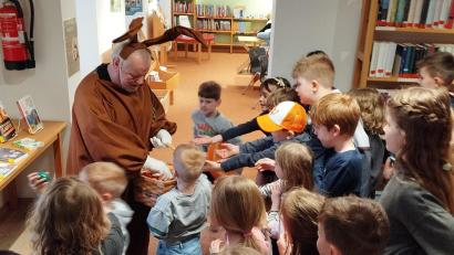 Bild: Stadtbücherei Waldsassen/exb
Für die Kinder in der Stadtbücherei Waldsassen hatte der Osterhase einen Korb voller Eier mitgebracht.