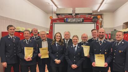 Bild: Matthias Gradl/exb
Ehrungen gab es bei der Feuerwehr Wondreb. Von links Kommandant Thomas Döllinger, das neue Ehrenmitglied Hans Zölch, stellvertretender Kommandant Sebastian Gradl, Erhard Hamann, Luisa Prockl, Zweiter Bürgermeister Peter Gold, Johanna Härtl, das neue Ehrenmitglied Helmut Gradl, Luis Geyer, Thomas Gradl und Vorsitzender Matthias Gradl.