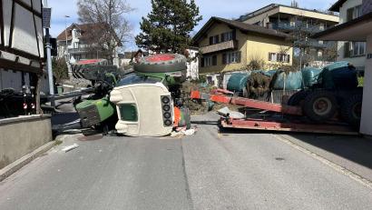 Bild: Kantonspolizei St. Gallen
Ein schwerer Traktorunfall hat sich in Uznach im Kanton St. Gallen ereignet.