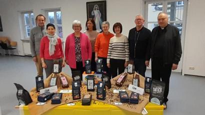 Bild: Wolfgang Würl/exb
Das Team der ökumenischen Frühschichten: von links Christian Münch, Beate Friedl, Dagmar Franz, Doris Schön (Fairtrade-Beauftragte der Stadt Tirschenreuth), Sabine Birkner, Petra Hopf, Anton Frötschl und Stadtpfarrer Georg Flierl.