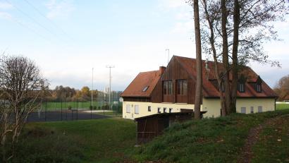 Bild: bjp
Die Ersetzung des altersschwachen Holzschuppens (Vordergrund Bildmitte) durch einen geräumigeren Geräteschuppenneubau gehört zu den ersten Baumaßnahmen auf dem künftigen "Sportpark Trabitz".