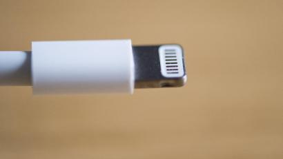 Symbolbild: Silas Stein
Aus einem unversperrten Auto hat ein Unbekannter ein Ladekabel mitgenommen. Die Polizei ermittelt.