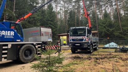 Bild: Karoline Gajeck-Scheuck/exb
Schweres Gerät von Spezialfirmen muss bei einer Brunnensanierung aufgefahren werden. Jedes Jahr am Tag des Wassers wird auch von den Stadtwerken Amberg darauf aufmerksam gemacht, wie wichtig das wertvolle Lebensmittel ist.