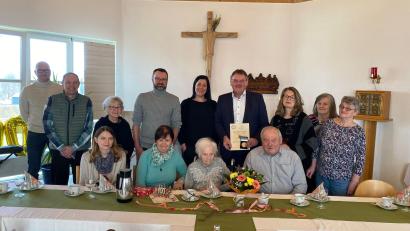 Bild: Stefanie Gradl
Im Kreis ihrer Kinder und Enkel feiert Anna Sertl 100. Geburtstag. Bürgermeister Hans-Martin Schertl und Heimleiterin Tanja Schallmaier (hinten, Vierter und Fünfte von rechts) gratulieren.