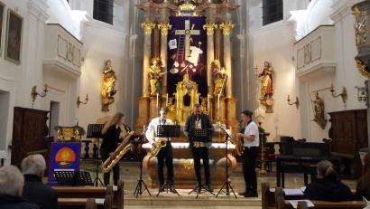 Bild: hbl
Das Saxofon-Ensemble des Gymnasiums Neustadt bei seinem Auftritt in der Kirche St. Georg.