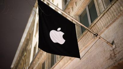 Bild: Julian Stratenschulte/dpa
Bei den Vorwürfen gegen Apple geht es im Kern darum, dass der Konzern Nutzer an eigene Geräte dadurch binde, dass er Dienste anderer Unternehmen künstlich weniger attraktiv mache.