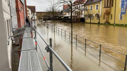 Bild: Andreas Ascherl
Kurz vor Weihnachten 2023 stieg der Pegel der Vils wegen des starken Regens enorm. Vorsorglich wurden die Hochwasserstege aufgebaut.