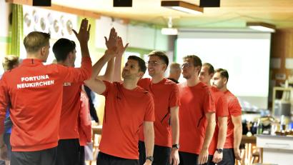 Bild: Hubert Ziegler
Die Kegler von Fortuna Neukirchen klatschen sich vor der Partie ab. Mit einem Sieg beim KC Oberaltertheim können sie einen großen Schritt Richtung Meisterschaft in der Bayernliga machen.