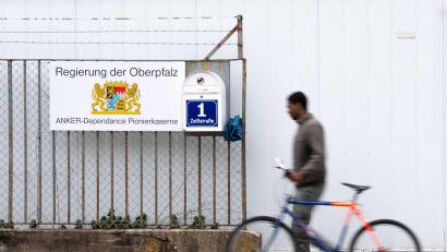 Bild: Lino Mirgeler/dpa
In der Region wird nach mehr Unterbringungsmöglichkeiten für Asylbewerber – wie hier dem Ankerzentrum in der Regensburger Zeißstraße – gesucht.