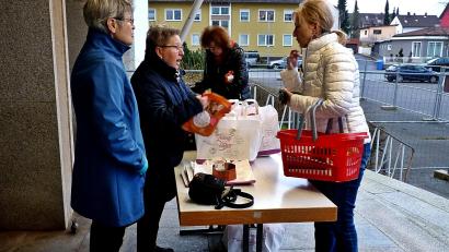 Bild: R. Kreuzer
Der Frauenbund hat bei der Solibrot-Aktion knapp 280 Euro für Misereor gesammelt.