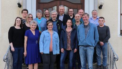 Bild: Willi Ertl
Eine neue Vereinsführung wählt die Sorghof (vordere Reihe, von links): Susanne Suttner, Gisela Pretsch, Erste Vorsitzende Jessica Gonzales, Monika Hermann, Zweiter Vorsitzender Benno Engelhardt und Peter Pretsch; hintere Reihe (von links): Manuela Siegert, Barbara Stübe, Rosa Sichelstiel, Marianne Ringer, Bezirksvorsitzender Reinhard Ott, Zweiter Bürgermeister Thorsten Grädler, Christina Kergl, Max Hammer, Franz März´und Harry Platzer.