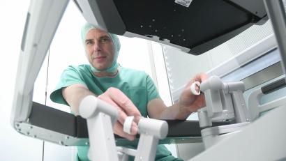 Bild: Gabi Schönberger
Professor Wittel an den Steuereinheiten des da-Vinci-Roboters, womit er Operationen an verschiedensten Organen vornimmt.