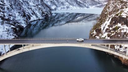 Bild: Thomas Geiger/dpa
Fjord-Feeling in Norwegen: Vor der Urlaubsfahrt mit dem Elektroauto sollte man sich die passenden Ladestationen auf der Route heraussuchen.
