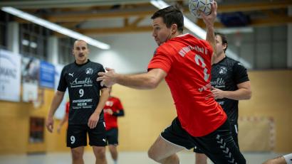 Bild: Guenter Uschold
Christoph Gsödl (links) von der HSG Nabburg/Schwarzenfeld beobachtet den Torabschluss des Oberviechtachers Eric Weiß. Am Samstag treffen die Kontrahenten im Rückspiel in Oberviechtach aufeinander.