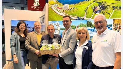 Bild:  Zweckverband Oberpfälzer Seenland/exb
Schwandorfs Oberbürgermeister Andreas Feller (Zweiter von links) und der Geschäftsführer des Zweckverbands, Johannes Lohrer (Vierter von links), übergeben Minister Thorsten Glauber (Dritter von links) einen Präsentkorb mit Schmankerln aus dem Oberpfälzer Seenland.