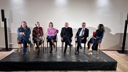 Bild: Stadt Tirschenreuth/exb
Die Podiumsteilnehmer Petra Sommer-Stark, Franz Stahl, Georg Flierl, Kathrin Karban-Völkl, Dr. Stefanie Schön und Bernhard Neumann (von rechts).