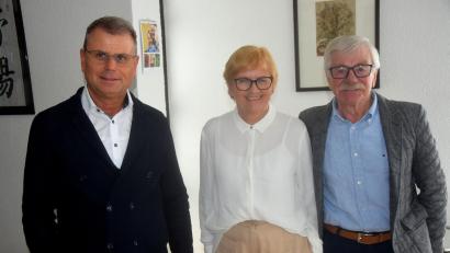 Bild: fz
Bürgermeister Karlheinz Budnik gratuliert Gertraud und Ferdinand Schraml (von links) zur goldenen Hochzeit.