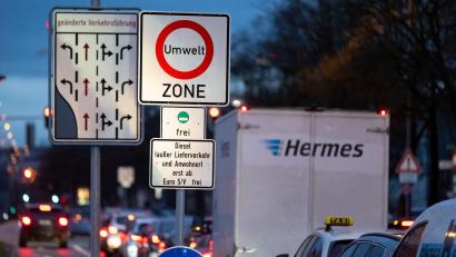 Bild: Sven Hoppe/dpa
Ein Schild mit der Aufschrift „Umwelt Zone“ steht an einer Zufahrt zum Mittleren Ring.