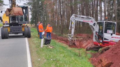 Bild: hme
Mit Hochdruck arbeiten die Mitarbeiter der Firma Kraus und die Bauhofmitarbeiter an der kaputten Wasserleitung zwischen Neuersdorf und Neudorf bei Luhe.
