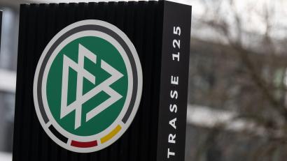 Symbolbild: Boris Roessler/dpa
Der Deutsch Fußball-Bund wechselt von Adidas zu Nike.