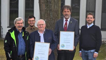Bild: Christian Schafbauer/exb
Bei der Siedlergemeinschaft Amberg „Am Wagrain“ gibt es zwei neue Ehrenmitglieder: Reinhard Scharf (Dritter von links) und Heinz Meinl (Zweiter von rechts). Sie bekamen jeweils Urkunden.