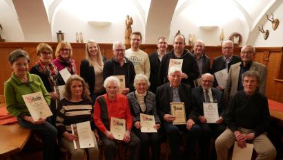Bild: Hermann Müller /exb
Ehrungen gab es bei der Jahreshauptversammlung des Gerwig-Kreises. Im Bild (stehend, von links) Gabriele Achmann, Hannelore Fenzl, Rita Bernreuther, Dritte Bürgermeisterin Katja Bloßfeldt, Dr. Wolfgang Fortelny, Tobias Tippmann, Zweiter Vorsitzender Michael Fortelny, Johannes Fortelny, Harald Hertel, Hans Gammanick und Vorsitzender Manfred Brunner sowie (sitzend, von links) Eva Maria Koch, Sophie Vogler, Agnes Treml, Arno Ritz, Bruno Salomon und Ernst Fenzl.