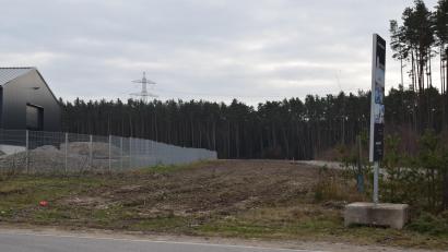 Bild: bnr
Ein Teil der Erschließung des Industriegebietes West II ist die Stichstraße West, die entlang der Einzäunung führt. Mit den Bauarbeiten wird in den nächsten Wochen begonnen.