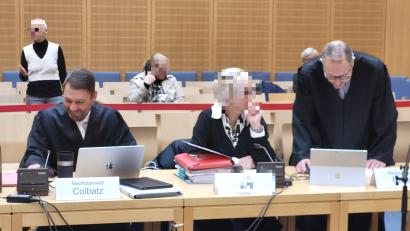 Bild: Wolfgang Würth
Die höchste Haftstrafe erhielt die frühere Vorständin der Wohnsachwerte e.G. Hier mit ihren Anwälten Rouven Colbatz (links) und Jörg Meyer.