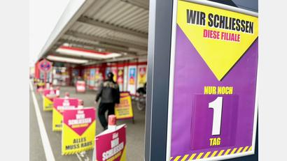 Bild: Gabi Schönberger
Bunte Schilder kündigen es an: Im Real-Markt in Weiden gehen tatsächlich die Lichter aus.