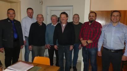 Bild: rn
Jürgen Hofmann (links) und Bürgermeister Marcus Gradl (rechts) ehrten (von rechts) Peter Sirtl, Horst Priebe, Ludwig Schneider, Herbert Fischer und Reinhold Graßler für langjährige Mitgliedschaft beim Reservistenverband. Johannes Schreglmann (Zweiter von links) bleibt Vorsitzender.