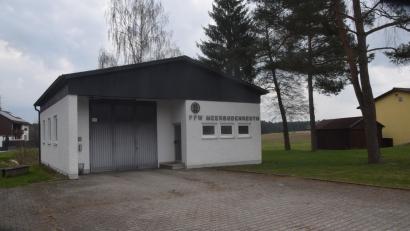 Bild: fz
Ein schmuckes Feuerwehrhäusl in Meerbodenreuth wird abgerissen. Dieses Jahr beginnt der Neubau. Nächstes Jahr soll das neue Löschfahrzeug LF 10 hineinfahren, das im alten keinen Platz hätte.