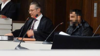 Bild: Houschka
Der Mann, der sich "Abu al Saloniki" nannte: Vor dem Amberger Landgericht muss der Schleuser aus Syrien, der zuletzt in Griechenland lebte, mit vier Jahren Gefängnis rechnen. Links neben dem 42-Jährigen sein Anwalt Markus Frank aus Rosenheim.