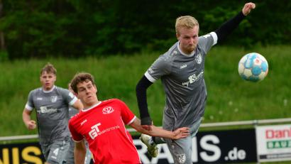 Bild: ham
Die Partie zwischen dem TV Nabburg (Rote Trikots) und dem 1. FC Schwarzenfeld gehört zu den Klassikern der Kreisliga West. Diese Szene stammt aus der vergangenen Saison: Der Nabburger Lukas Reitinger und Constantin Ruhland vom 1. FC Schwarzenfeld im Zweikampf.
