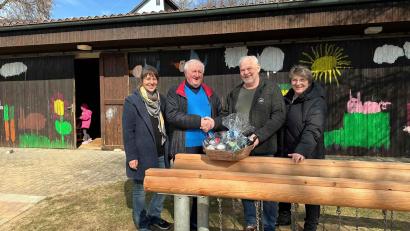 Bild: gz
Pfarrer Erwin Bauer dankt im Beisein von Kirchenpflegerin Nicola Hummer (links) und Kindergartenleiterin Ramona Zangl (rechts) dem Hausmeister Ferdinand Schmucker (Zweiter von rechts) für seine tadellose Mitarbeit.