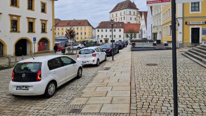 Bild: Tobias Gräf
Ein bekanntes Bild: Wenn Wochenmarkt am Luitpoldplatz ist, reicht die Schlange der falsch abgestellten Autos bis zurück zur Bushaltestelle. Hier drohen Verwarngelder in Höhe von mindestens 55 Euro. Kommt auch noch Behinderung, beispielsweise von Passanten, hinzu, werden Bußgelder über 55 Euro fällig – und häufig Punkte in Flensburg.