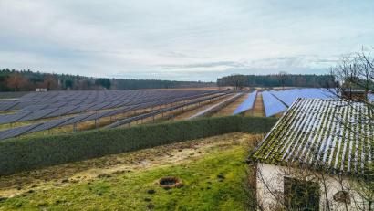 Bild: e
In einem Bürgerantrag haben 159 Einwohner von Holzhammer für die geplante Freiflächen-Photovoltaikanlage einen Mindestabstand von 150 Meter gefordert.