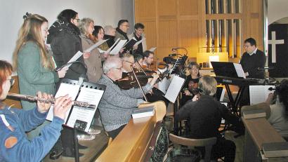 Bild: ld
Regionalkantor Stephan Merkes gestaltete mit seinem Vokalensemble "AufgeMerkt!" und einer Instrumentalgruppe in der Kirche in Brand einen gut besuchten musikalischen Kreuzweg.
