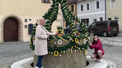 Bild: myd
Barbara Hößl-Bauer (rechts) und Claudia Wolf (links) verpassten dem Osterbrunnen den letzten Schliff, so dass sich Besucher des Rathauses oder Spaziergänger sich an dem leuchtenden Anblick erfreuen können.