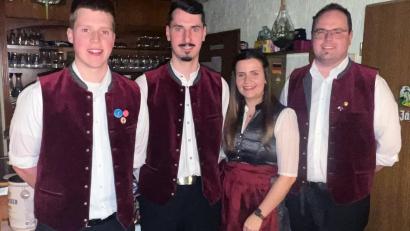 Bild: Sebastian Dimler/exb
Die engere Vorstandschaft der Blaskapelle mit (von links) Simon Böhme (Schriftführer), Marcel Failner (2. Vorsitzender), Lisa Kroher (Kassier, neu) sowie Sebastian Dimler (Vorsitzender).