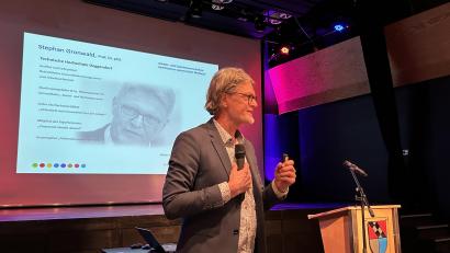 Bild: Karl-Heinz Brandelik/exb
Professor Dr. Stephan Gronwald referiert beim Unternehmerabend in Ursensollen über das Thema „Sicherheit und Gesundheit bei der Arbeit neu denken“.