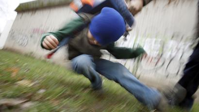 Symbolbild: Oliver Berg/dpa 
Die Gewalt an Schulen nimmt zu. Die Probleme der Kinder und Jugendlichen sind vielfältig. Nicht immer könnnen sich die Lehrkräfte um die Sorgen und Nöte der Schüler umfassend kümmern. So setzen viele Bildungseinrichtungen auf den Einsatz von festangestellten Sozialarbeitern.