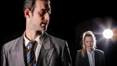 Bild: Daniel Werner/Landestheater Oberpfalz
Johannes Lukas (als Jesko) und Barbara Trottmann (als Bettina) stehen für das Landestheater in "Bilder von uns" auf der Bühne.